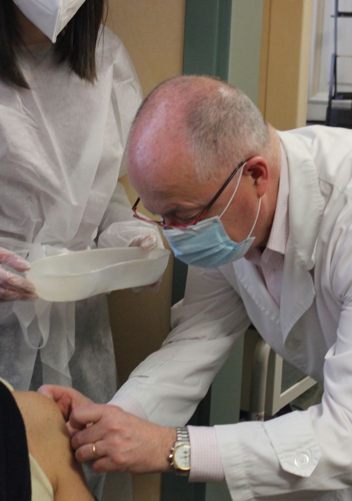 Over 70, primi vaccini negli studi dei medici di base: “L’ho fatto per riabbracciare la mia nipotina” (VIDEO e FOTO)