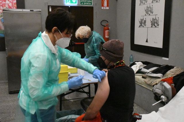 Covid, in Piemonte semplificate le procedure di isolamento e quarantena. Vaccini in farmacia anche per la fascia 12-17 anni