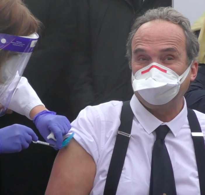 Il vaccino del prof. Di Perri, medico, il rimo vaccinato in Piemonte il 27 dicembre 2020