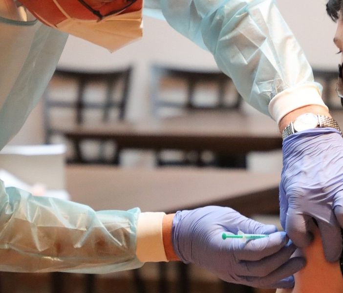 Covid, andamento ancora decrescente: la positività dei tamponi non raggiunge l'1%