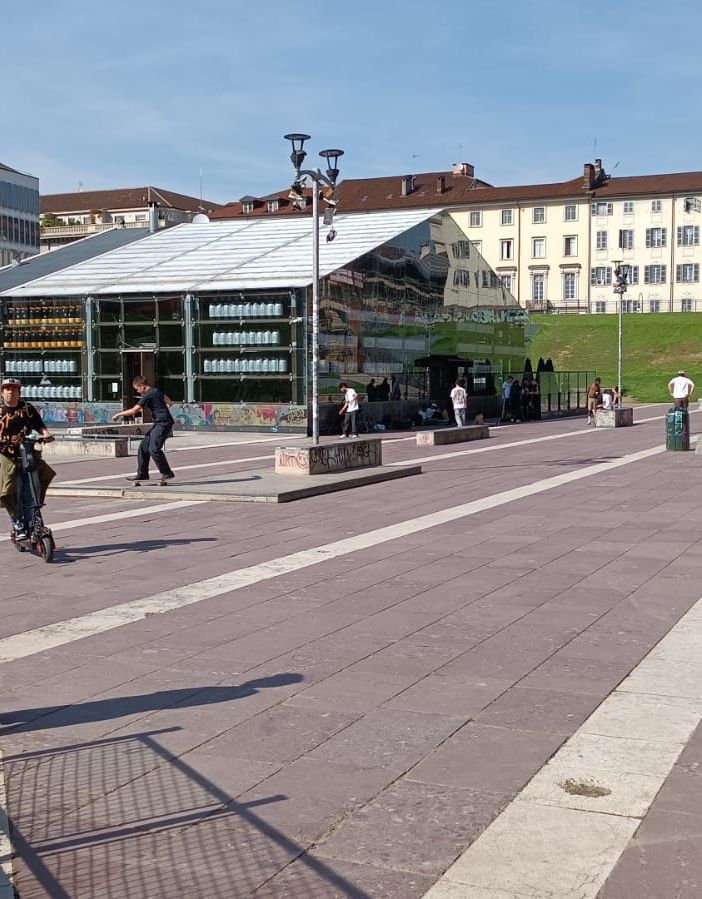 Torino sfiora i 30° ma in piazzale Valdo Fusi manca l'acqua, la richiesta degli skateboarder: &quot;Dateci un Toret&quot;