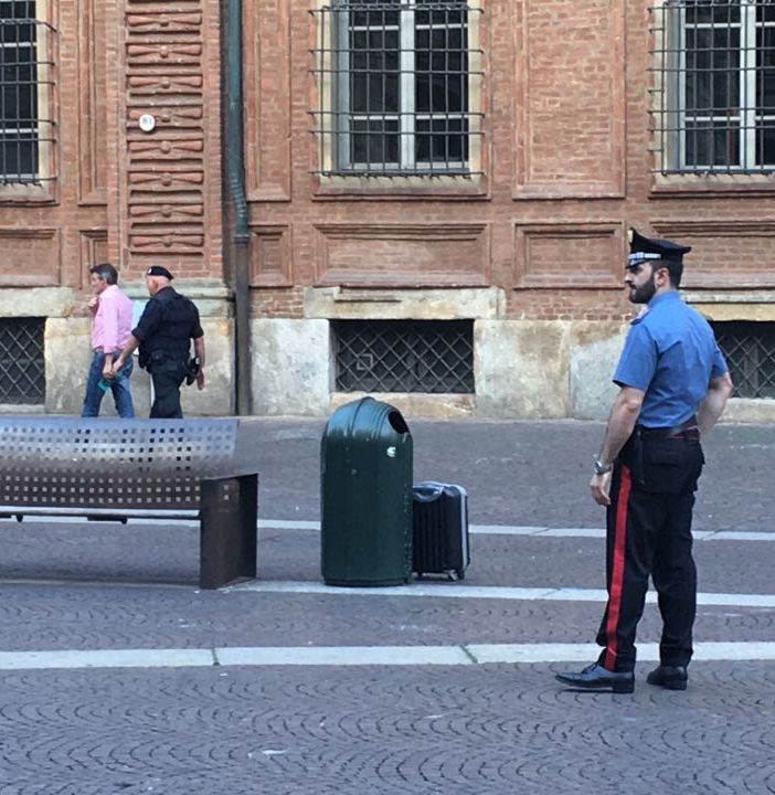 Valigia abbandonata in piazza Carignano davanti al teatro, accertamenti in corso