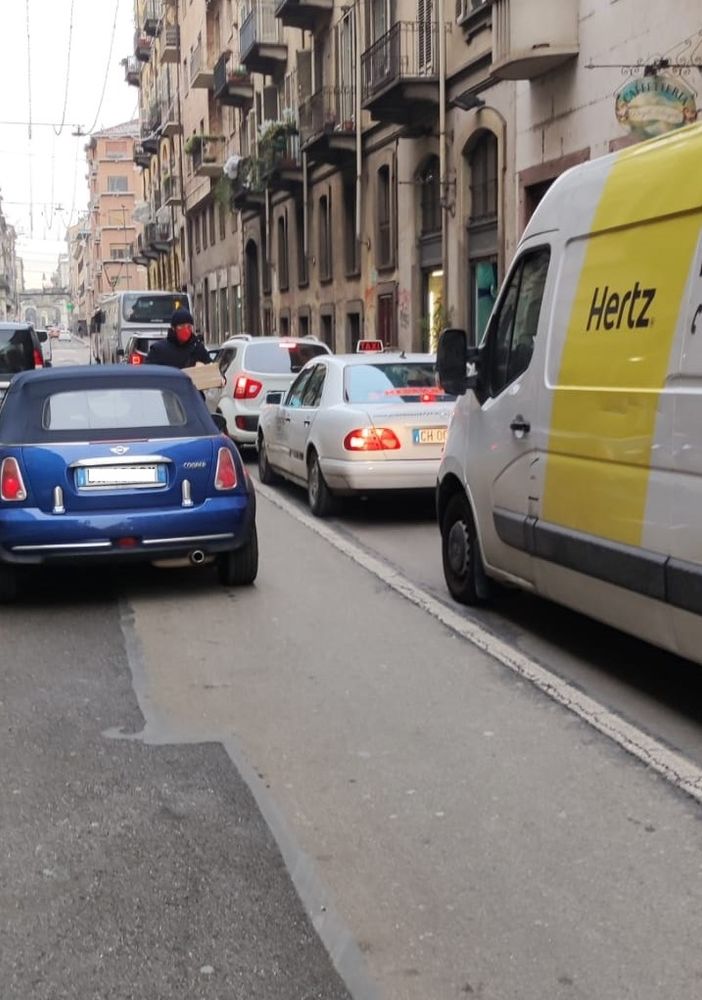 zona trafficata con auto e furgoni