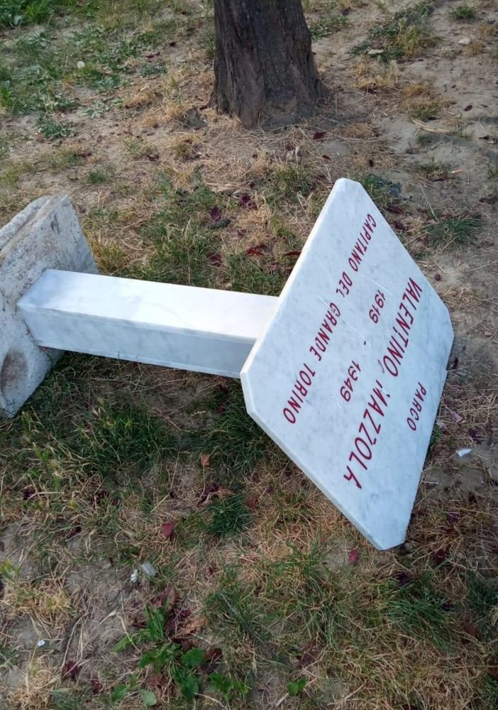 Targa divelta ai giardini di piazza Galimberti
