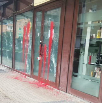 La sede di Glovo nel mirino dei vandali: vetri spaccati e chiazze di vernice rossa