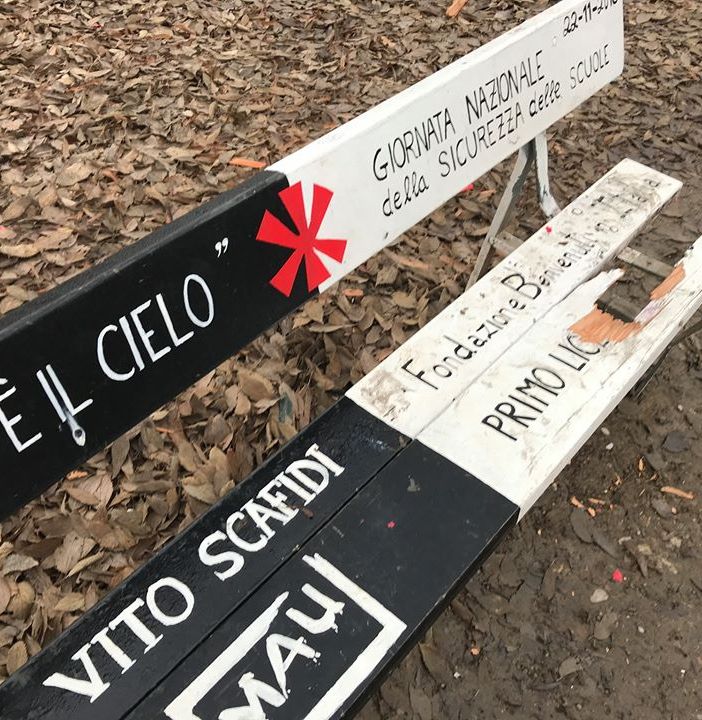 Vandali distruggono la panchina dedicata a Vito Scafidi, il giovane morto al Darwin di Rivoli