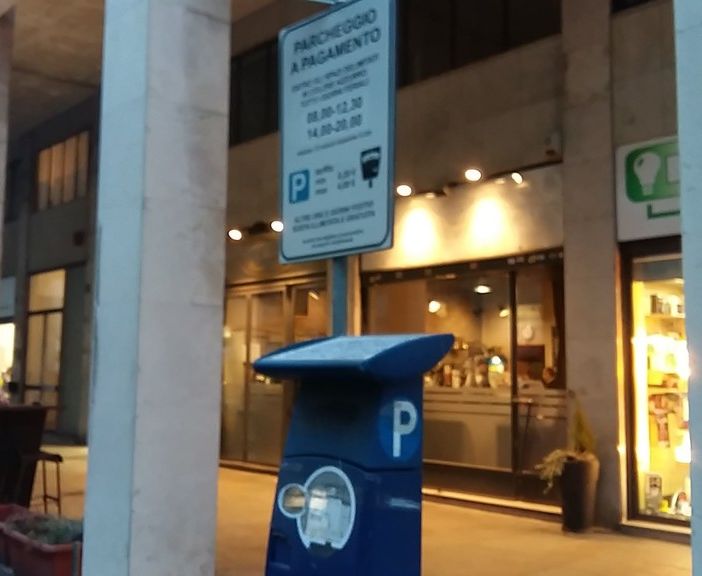 Pinerolo, &quot;rivoluzione&quot; nelle strisce blu da lunedì: si paga un'ora in meno e anche tramite cellulare