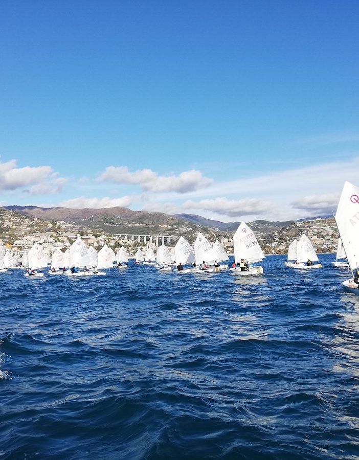 velisti in regata - foto di repertorio