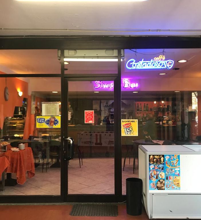 Centro commerciale Verbene, l’ultimo bar alza bandiera bianca: “Chiudiamo, impossibile andare avanti”