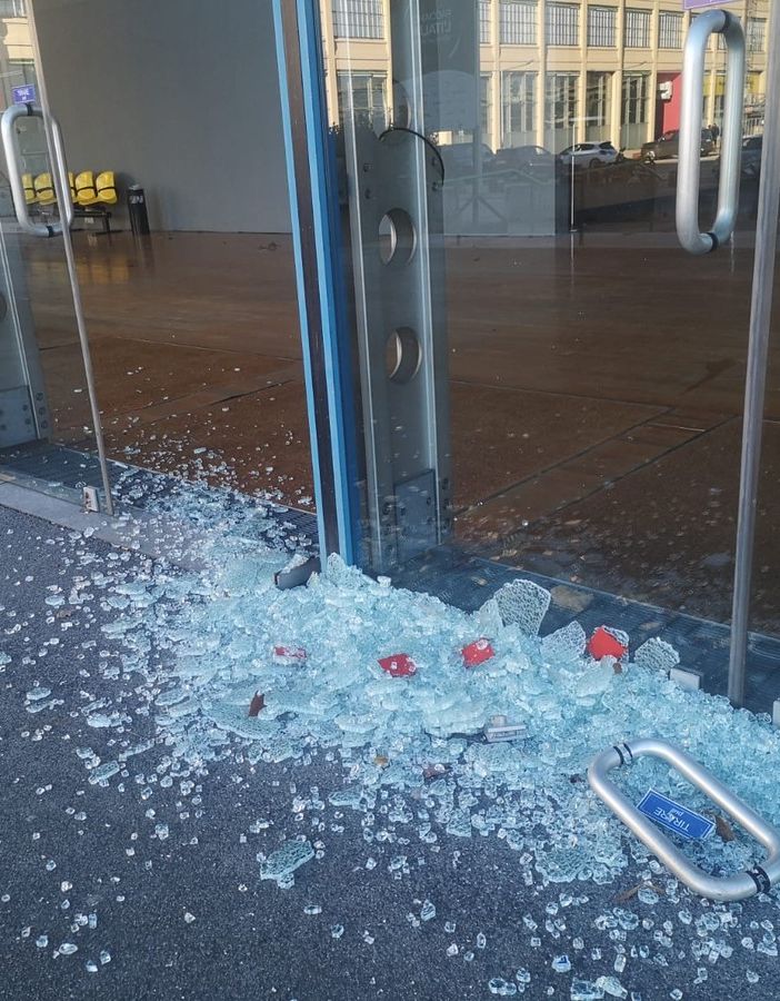 Vento forte e freddo: in frantumi una porta del Lingotto Fiere