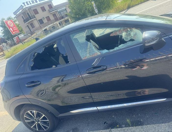 Vandali in azione a Moncalieri: vetri infranti e auto rovinate in strada Carignano