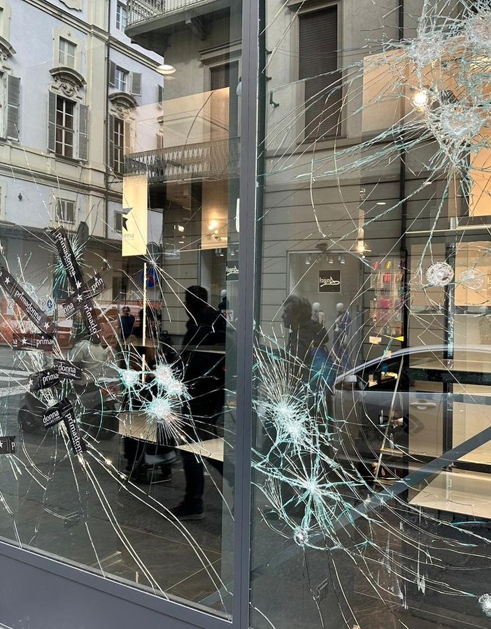 vetrine rovinate dalla furia anarchica