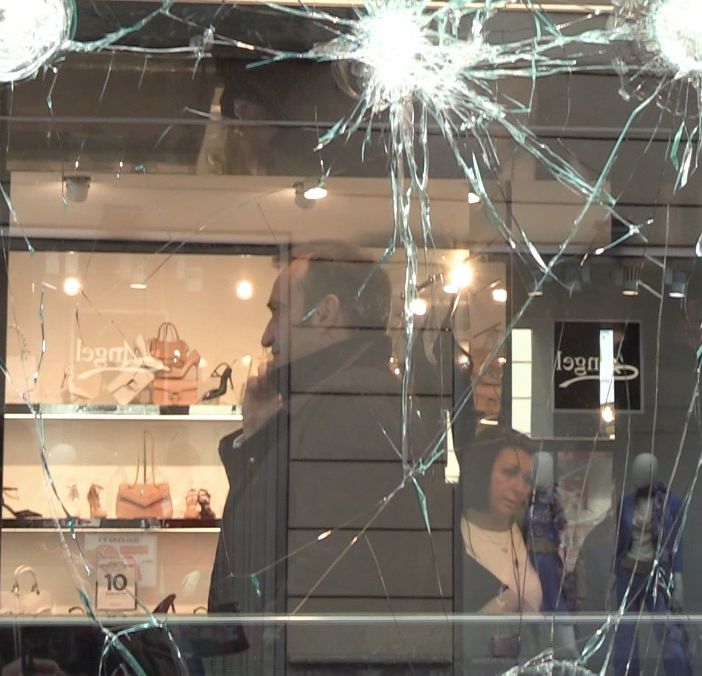 lo russo e vetrine vandalizzate