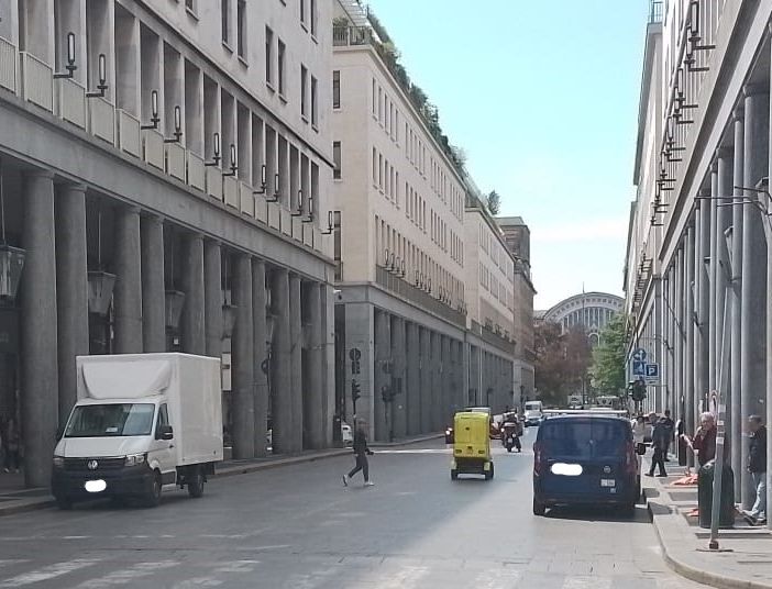 via Roma con auto