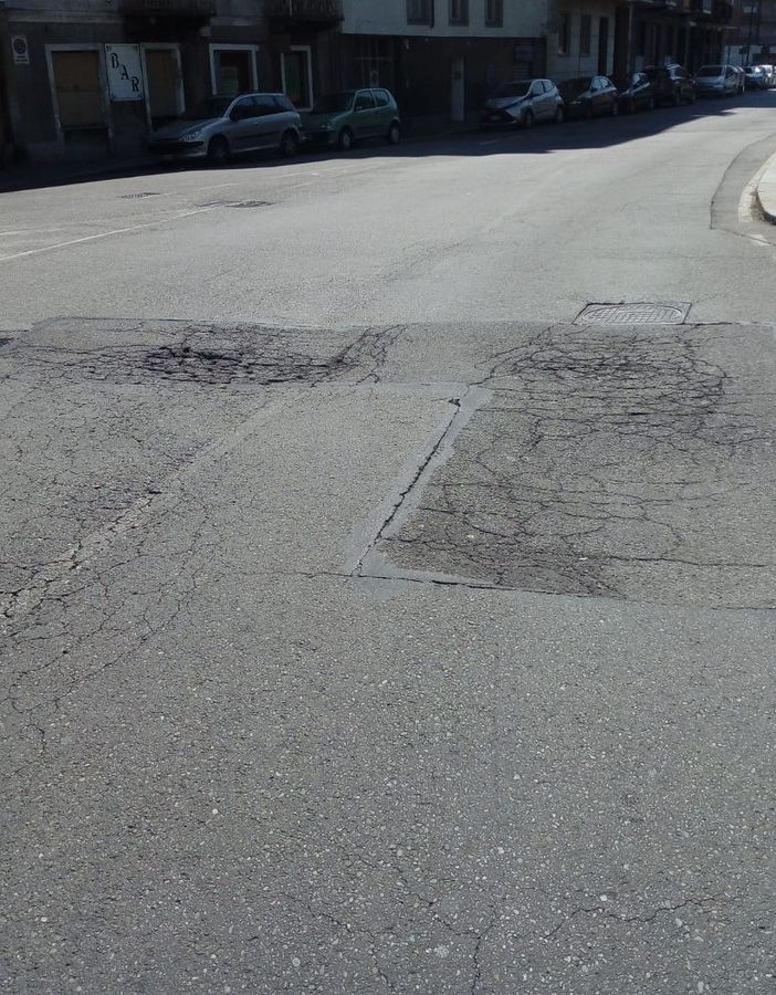 Via Aosta, il manto stradale è dissestato: “Occorre un intervento urgente”