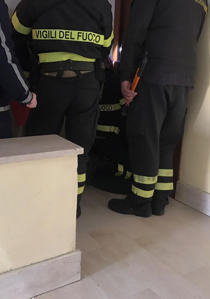 Bambino di sei mesi bloccato in casa, polizia locale di Nichelino e Vigili del Fuoco mettono in salvo lui e la famiglia