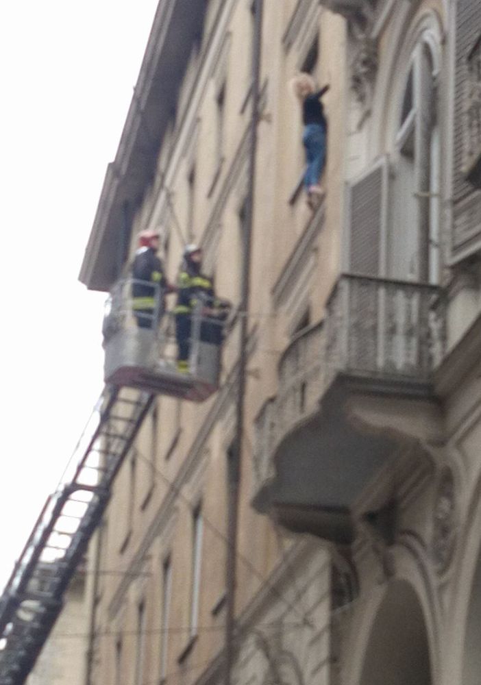 Paura in via Cernaia a Torino: donna minaccia di buttarsi da un palazzo