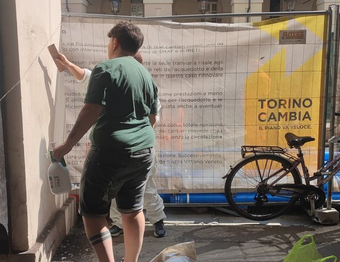 Volontari, commercianti e il Comune fanno squadra per ripulire via Po dalle scritte