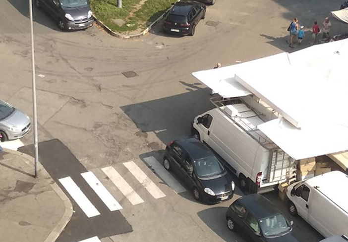 Via Porpora, sosta selvaggia e pericolosa al mercato: insorgono i residenti