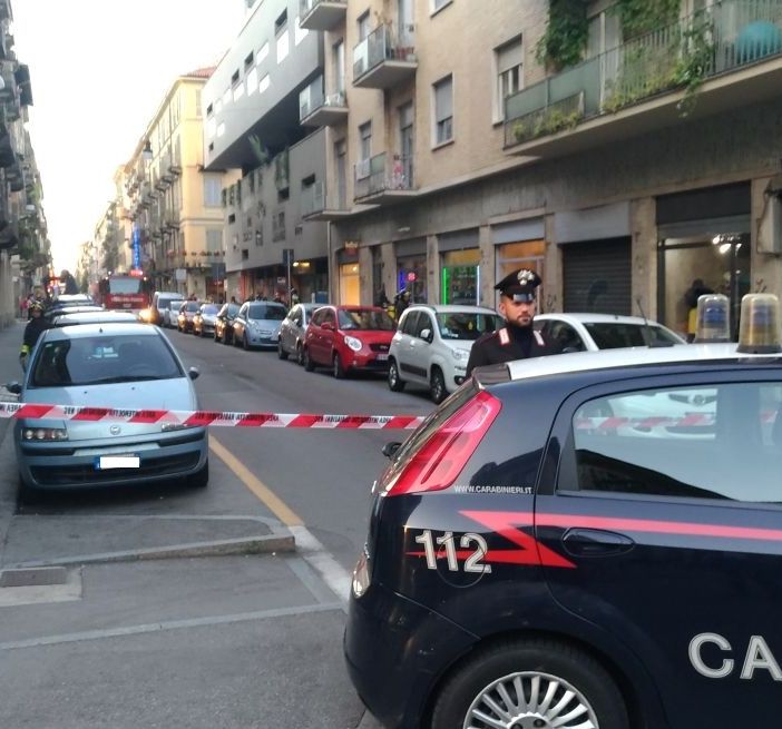 Strano odore nell'aria e malore di sei persone, carabinieri chiudono un tratto di via Principe Tommaso