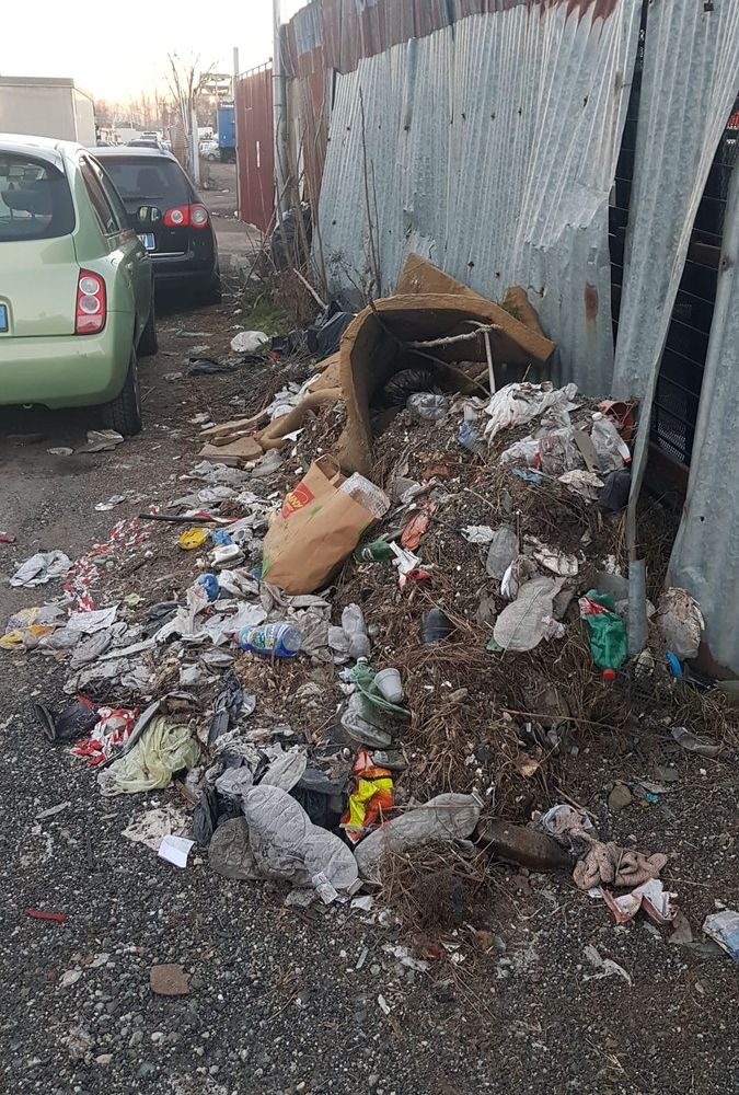 rifiuti in via reiss romoli