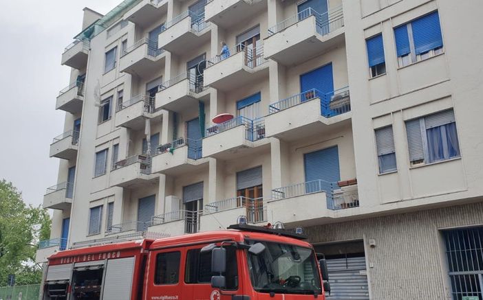 Mamma e figlia giù dal balcone: la bimba in condizioni disperate