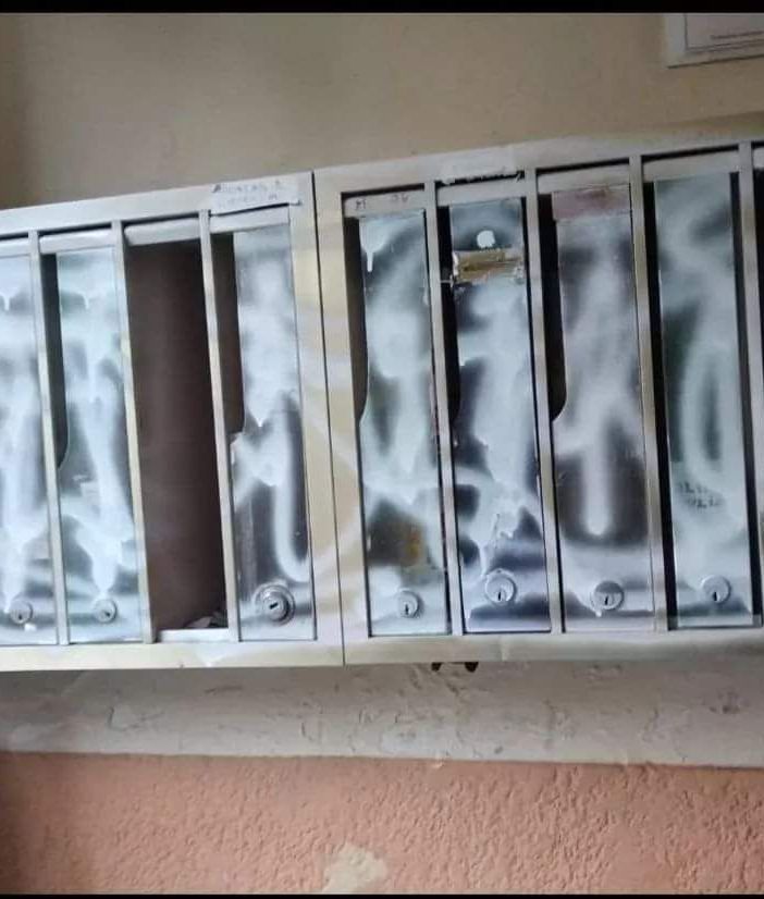 Dopo lo sgombero esplode la rabbia degli abusivi, vandalizzati i condomini: “Non ce ne andiamo”