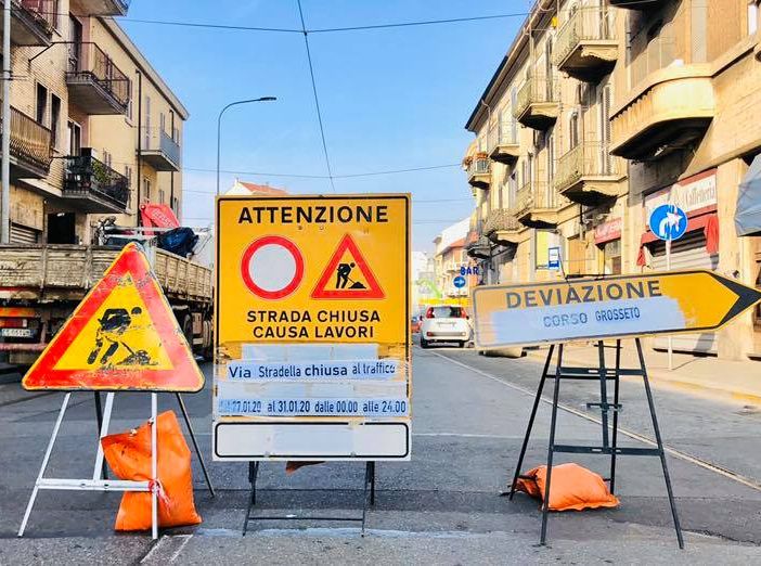 Cantiere di corso Grosseto, l’amara sorpresa dei commercianti: chiusa improvvisamente via Stradella