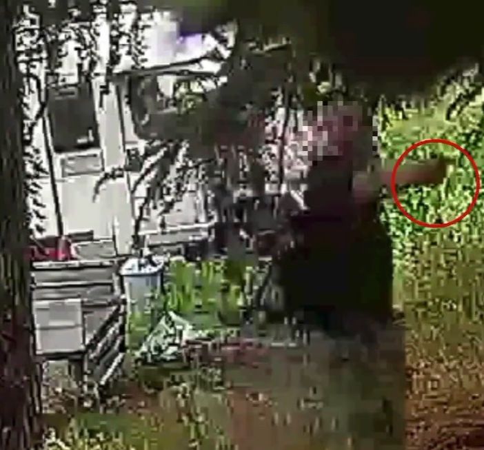fermo immagine con uomo che ha pistola in mano