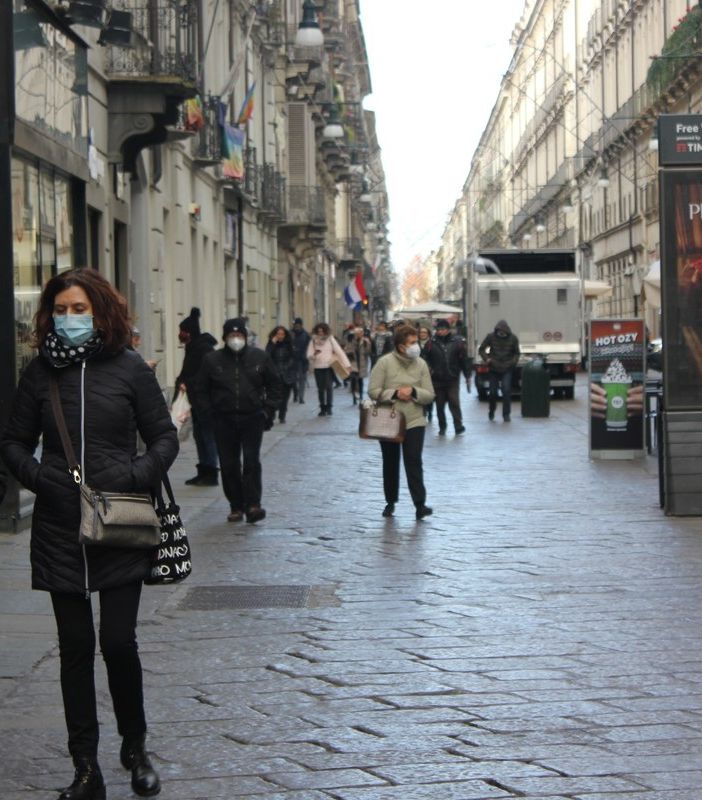 Ultimo giorno senza l’obbligo di mascherine nelle vie dello shopping: in centro in tanti le indossano già