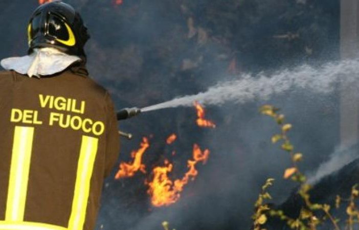 A fuoco furgoni e auto della Comunità Santa Maria della Rotonda di Agliè che si occupa di dipendenze da circa 40 anni