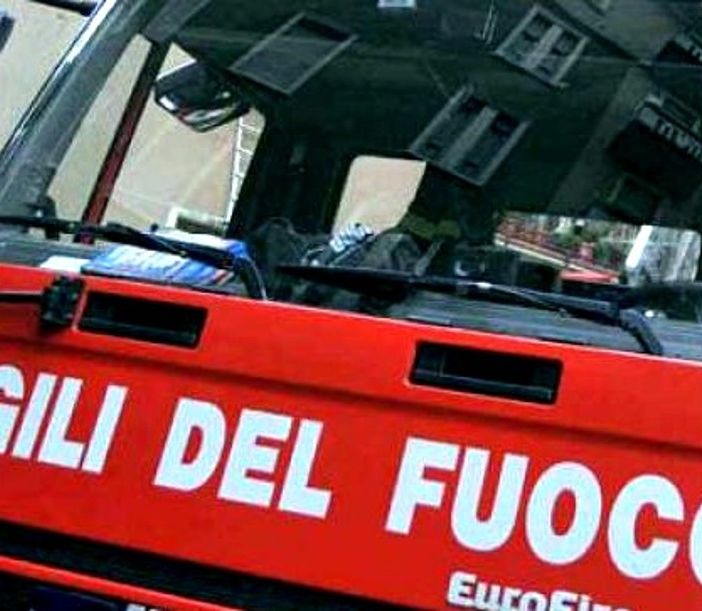 A fuoco una cantina in via Vanchiglia a Torino: immobile evacuato, strada bloccata ed un intossicato all’ospedale