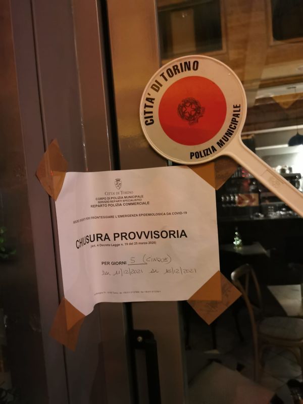 In discoteca senza mascherina e con capienza ben oltre il consentito: chiuso un locale di viale Sabaudia