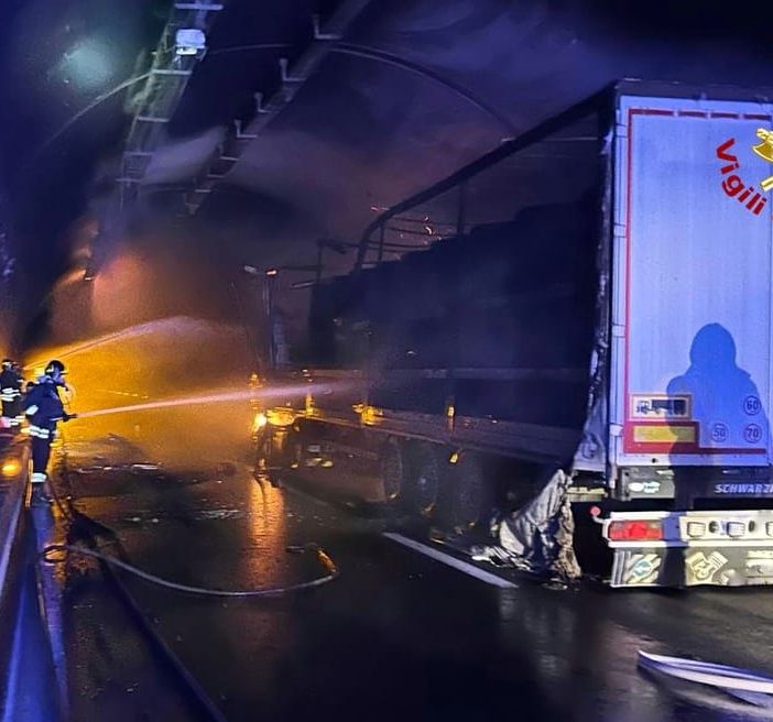 Mezzo pesante a fuoco in galleria sulla Torino-Bardonecchia: tratta chiusa [FOTO E VIDEO]