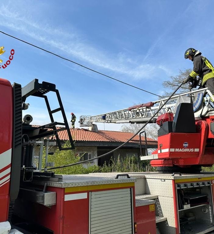 A fuoco il tetto di una casa in strada Revigliasco, intervento dei pompieri