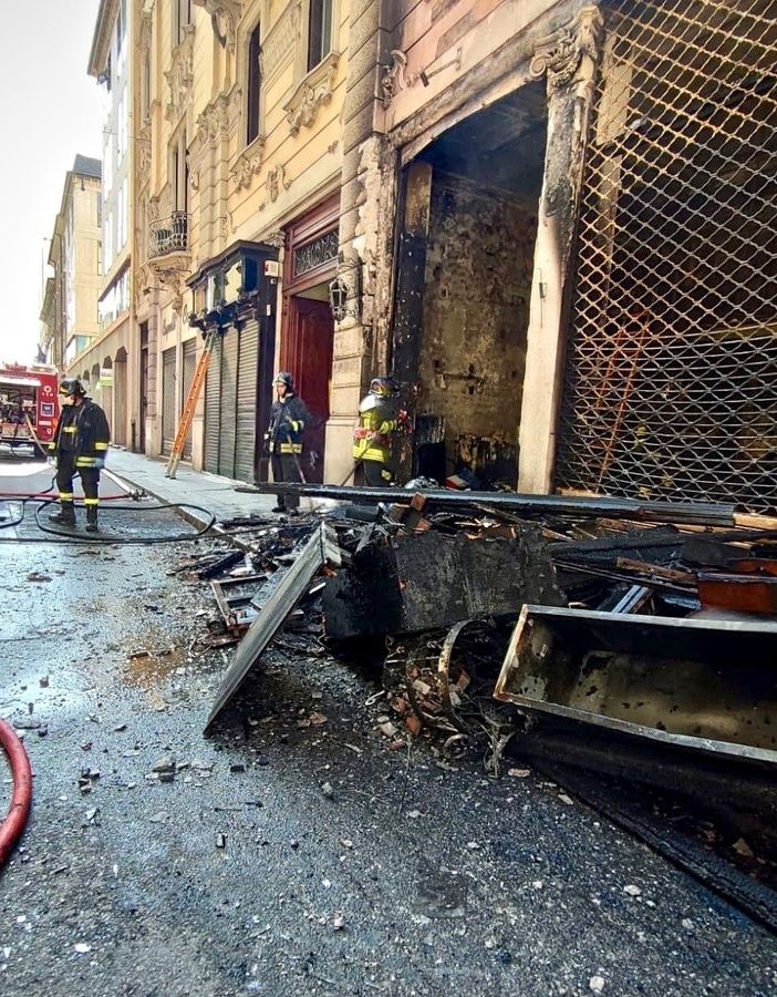 “Siamo scappati di corsa, il fumo nero saliva dalle scale”: la testimonianza degli evacuati dell’incendio di via Santa Teresa [FOTO e VIDEO]