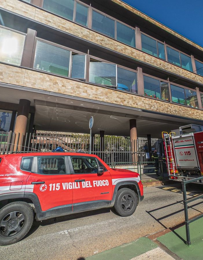 Scuola evacuata dai Vigili del fuoco, ma l'allarme era scattato per errore
