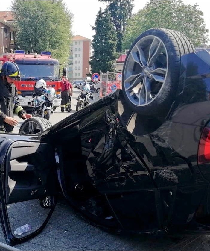 Fa una manovra improvvisa e l'auto si ribalta, illeso il conducente