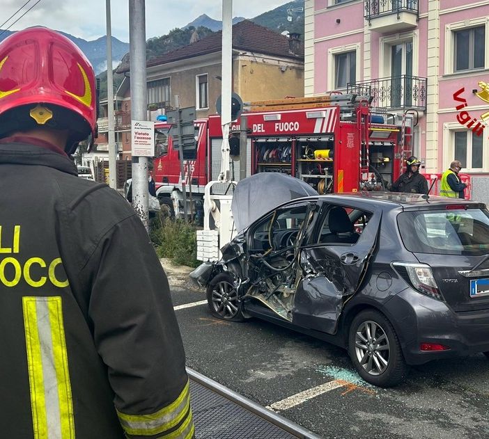 Borgone di Susa, scontro tra auto e treno: i Vigili del fuoco portano in salvo il conducente