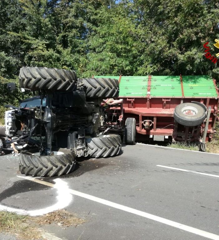 San Francesco al Campo, trattore si ribalta: intervento dei Vigili del Fuoco
