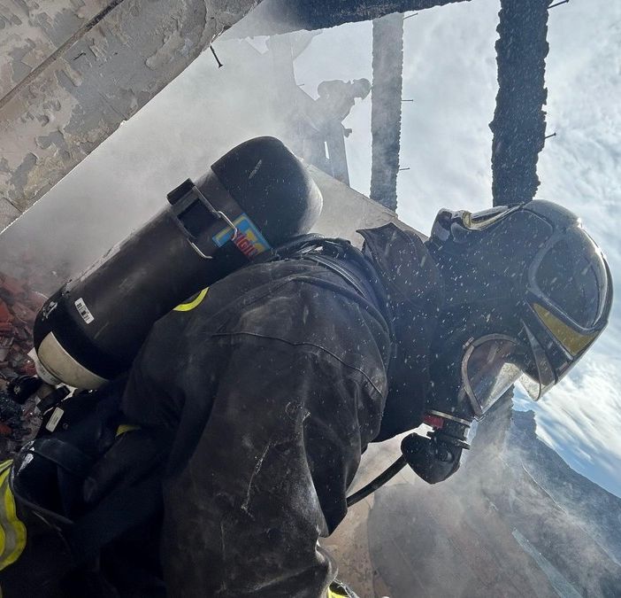 In fiamme il tetto di un'abitazione a Caprie; Vigili del fuoco in azione