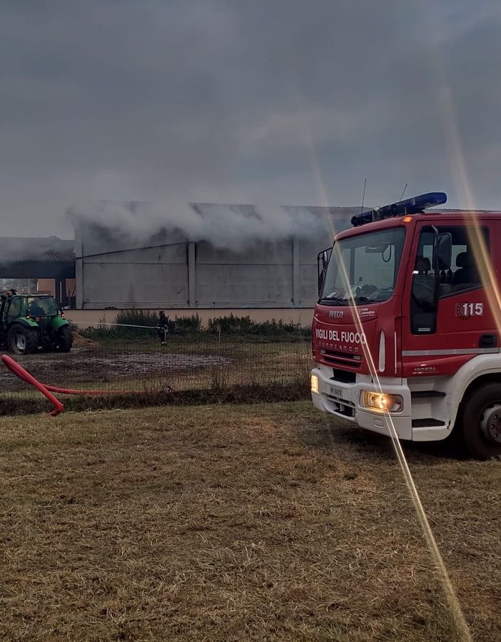 Castellamonte, incendio in una cascina in fiamme due capannoni e una stuttura