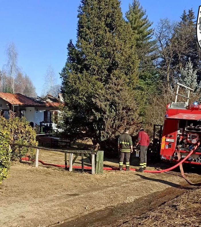A fuoco un'abitazione a Chiaverano: intervengono i vigili del fuoco per spegnere l'incendio