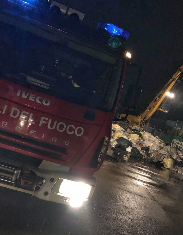 Incendio a Collegno in una ditta di stoccaggio e smaltimento rifiuti