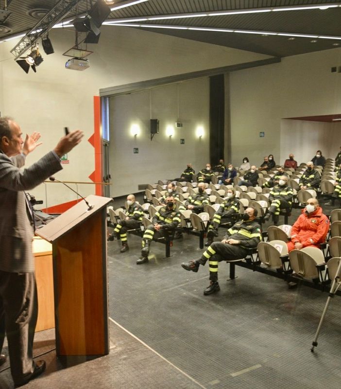 Giovanni Di Perri con i vigili del Fuoco