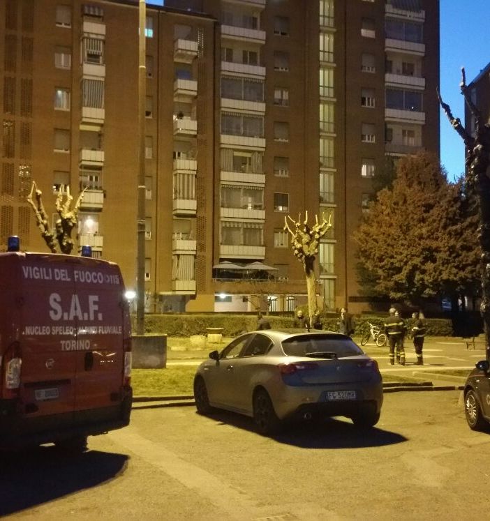 80enne minaccia di far saltare la casa con il gas in via Sansovino a Torino, i carabinieri la convincono a desistere