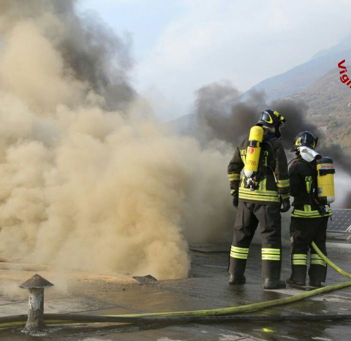 Borgone di Susa, incendio alla ex manifattura tessile (FOTO E VIDEO)