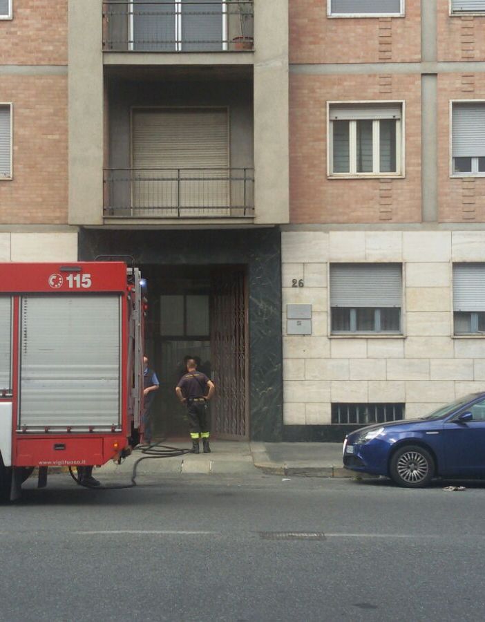 Incendio in un box-cantina in via Cialdini, in azione i Vigili del Fuoco (VIDEO)
