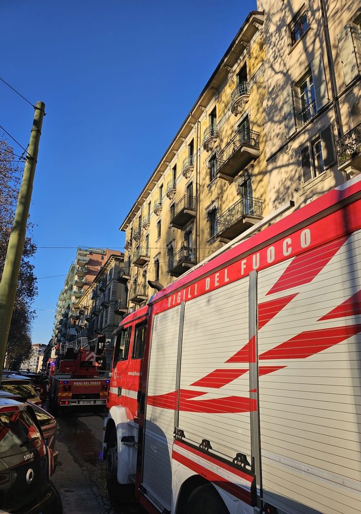 Incendio in Vanchiglietta, in fiamme terrazzo di un alloggio in corso Tortona