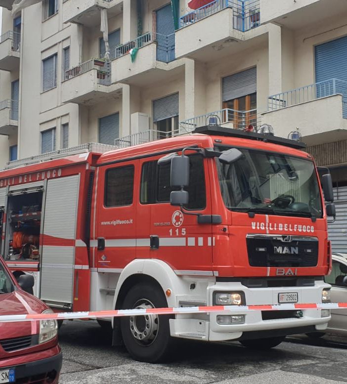 Incendio di via Rondissone, resta in condizioni disperate la bimba di otto mesi precipitata con la madre dal terzo piano